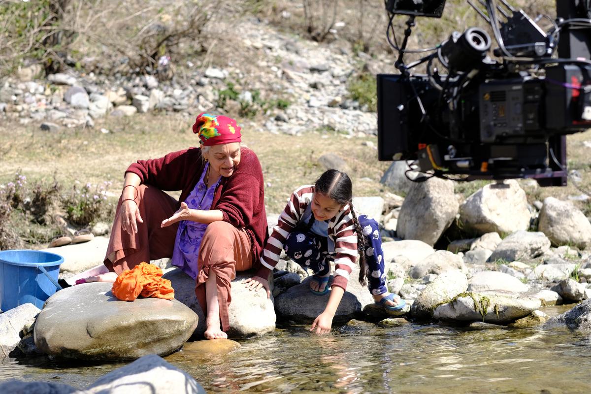 बसंती दर्जी के दृश्यों के पीछे